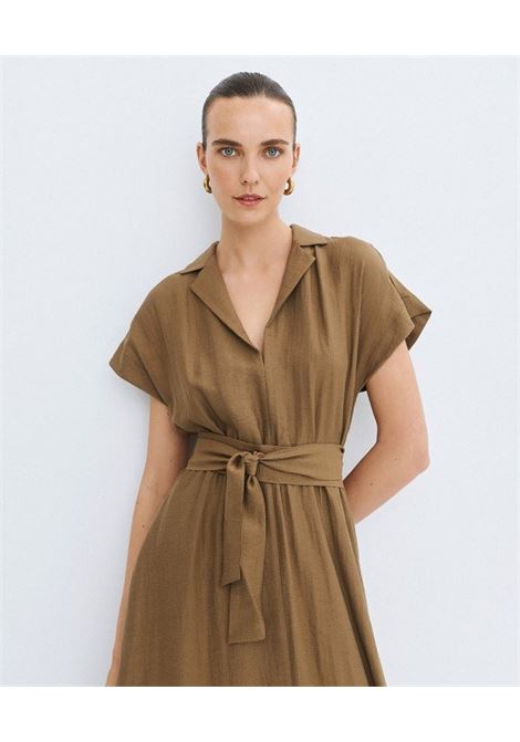 Vestito con una cintura elastica e colletto ACCESS fashion | 63-3386-168CHOCO
